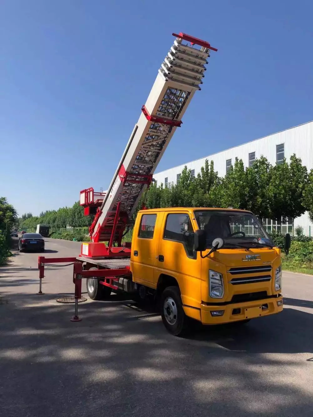 广饶县附近的云梯车出租服务：轻松解决高空作业需求