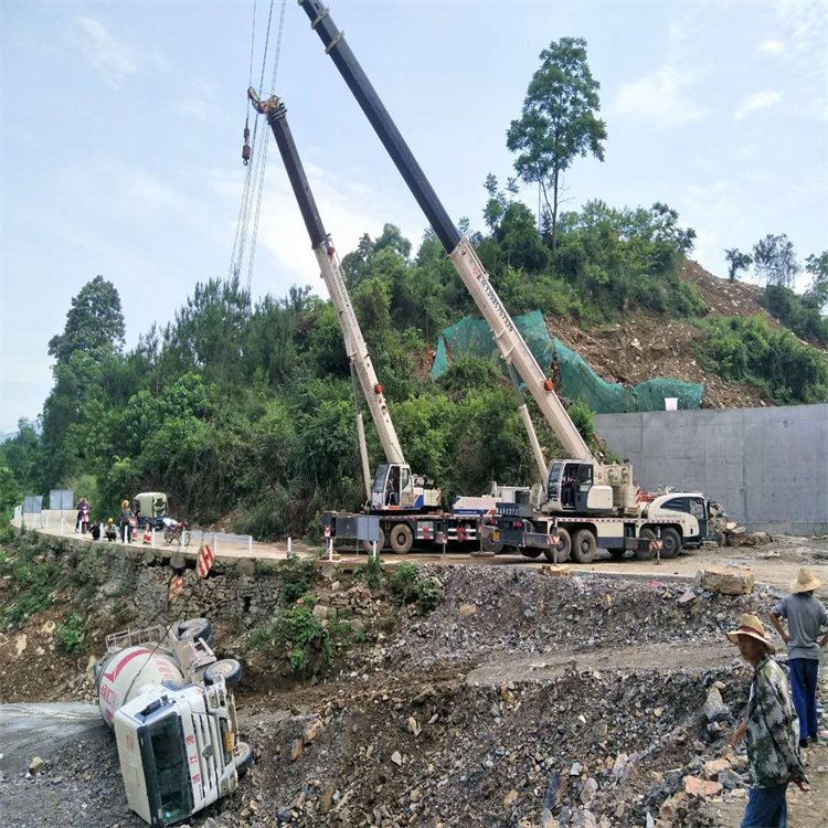 广饶县汽车掉沟里叫吊车救援要多少钱